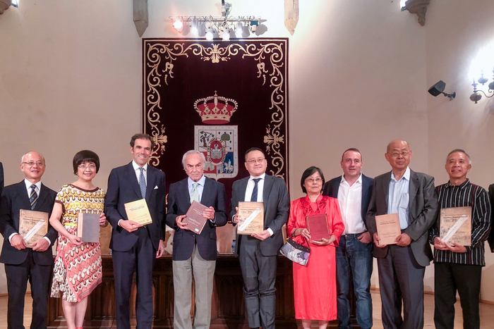 清華副教授李毓中（右五）將9冊《閩南—西班牙歷史文獻叢刊》送給西班牙皇室。