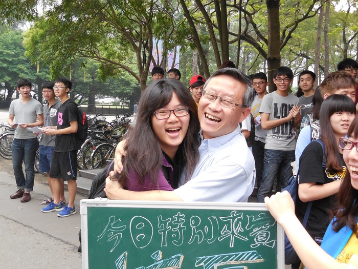 飛撲向校長開心的Hug