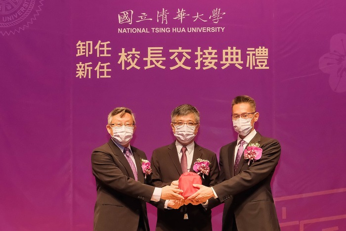 高為元（右）在教育部政務次長劉孟奇（中）監交下，從賀陳弘（左）手中接過印信，就任國立清華大學校長。