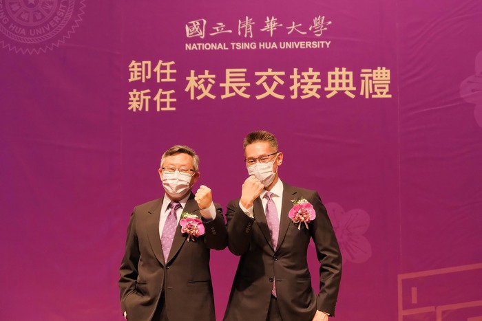 賀陳弘（左）碰肘祝福接棒的新任校長高為元。