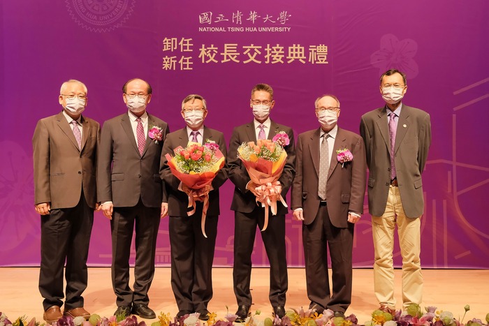 清華大學今舉行校長交接典禮。副校長戴念華（左起）、校友總會理事長蔡進步、卸任校長賀陳弘、新任校長高為元、國衛院院長梁賡義、主秘金仲達參與典禮。