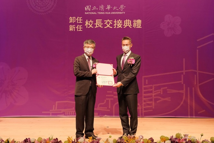 高為元(右）從教育部政務次長劉孟奇手中接過國立清華大學校長聘書。
