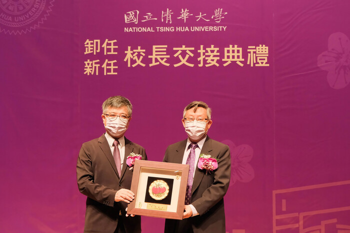 教育部政次劉孟奇（左）致贈卸任校長賀陳弘柿柿如意雕金彩瓷壁飾。