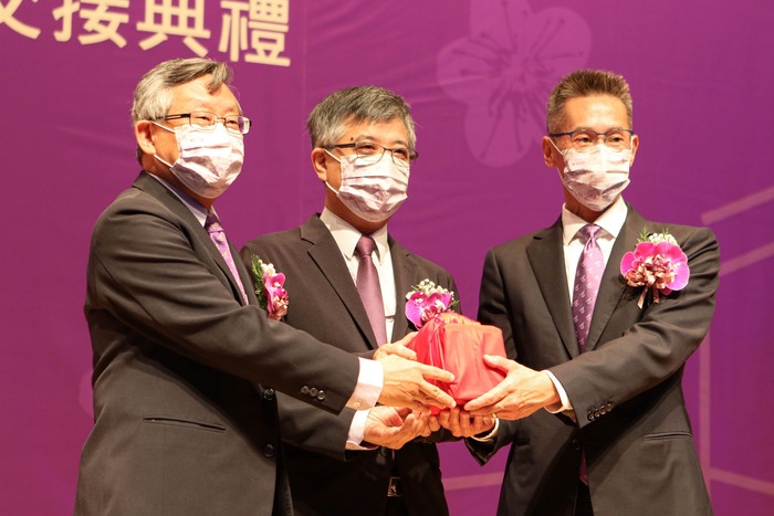 高為元（右）在教育部政務次長劉孟奇（中）監交下，從賀陳弘（左）手中接過印信，就任國立清華大學校長。