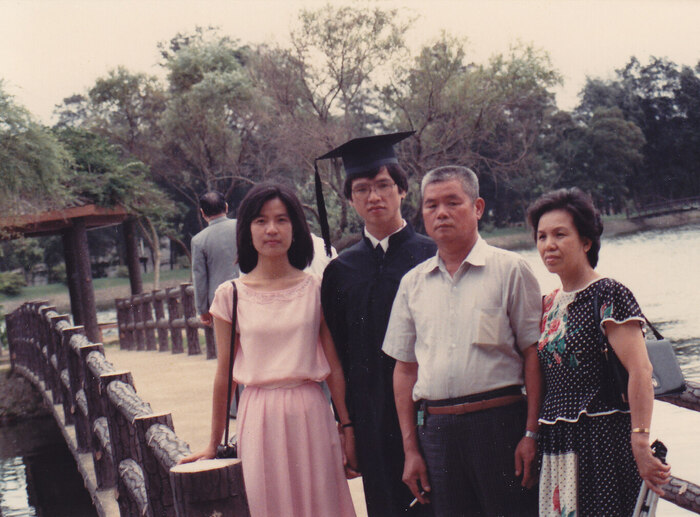 校友胡國琳1984年畢業時父母、女友在成功湖畔合影。