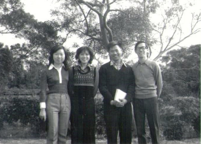 校友陳昱寧與74級天文社友當年在成功湖畔合影。左起沈采蘋，陳昱寧，葉則亮，鄧延璋。
