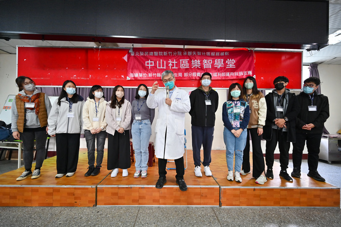 北榮新竹分院精神科主任林明燈（中）帶領清華醫學生到中山社區樂智學堂服務。