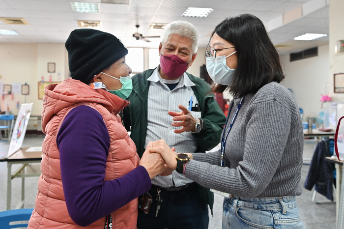 清華醫學生和樂智學堂長輩開心互動。