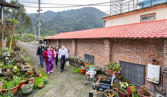 清華醫學生跟著北榮新竹分院醫師到新竹五峰鄉訪視居家安寧療護個案。