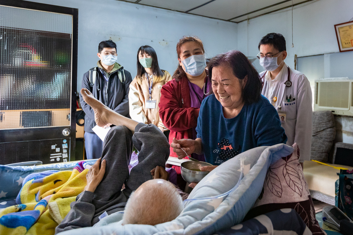 清華醫學生到新竹五峰鄉原住民社區見習居家安寧療護。