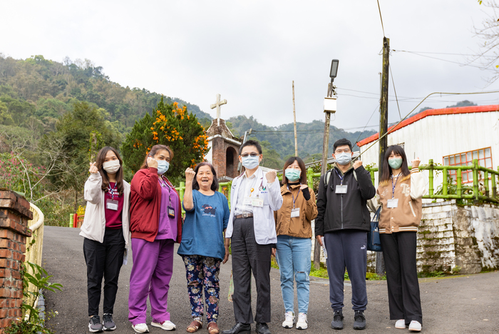 清華醫學生赴新竹五峰鄉探訪個案，離開前泰雅族老奶奶（左三）帶大家一起喊「摟尬」（加油）！