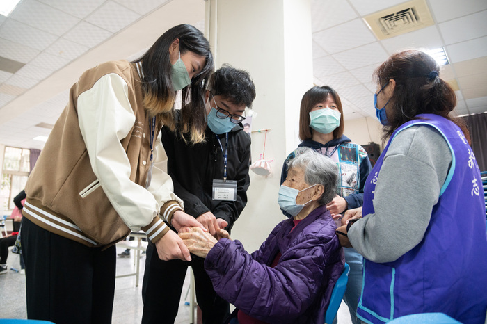 清華醫學生關懷樂智學堂長輩。