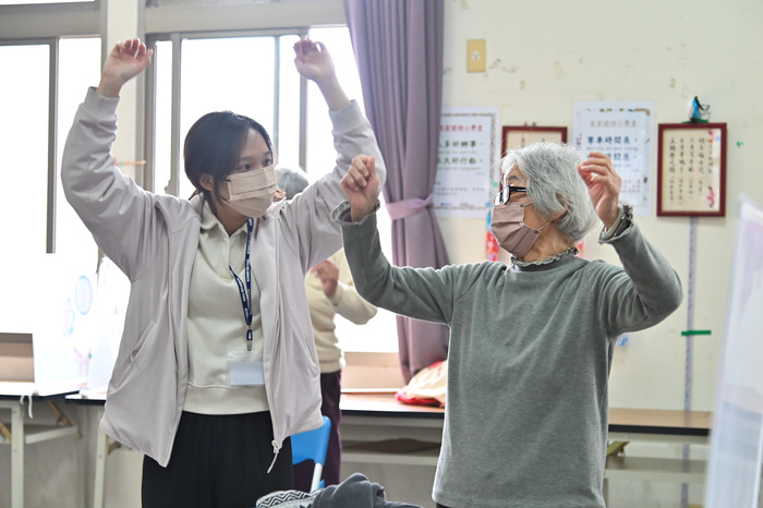 清華醫學生陪樂智學堂長輩做暖身操。
