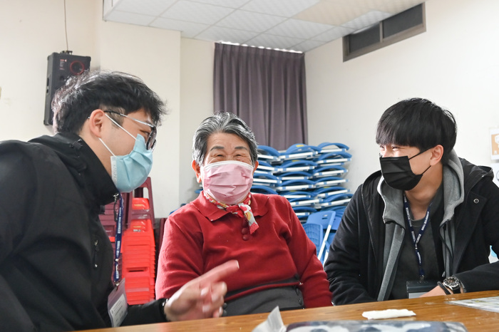 清華醫學生和樂智學堂長輩開心互動。