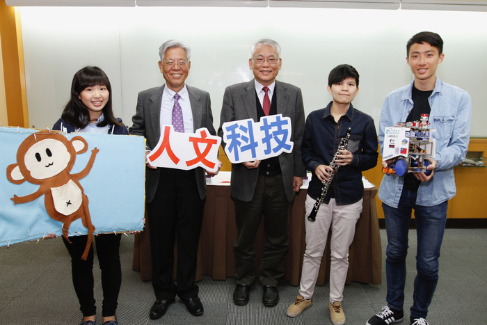 左起清華大學幼教系2年級唐藝、周懷樸副校長、戴念華教務長、音樂系3年級林宛蓁、動力機械系2年級江冀