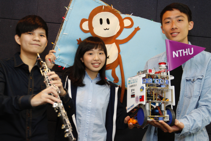 左起清華大學音樂系3年級林宛蓁、幼教系2年級唐藝、動力機械系2年級江冀
