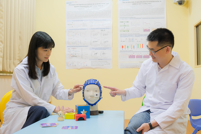 本校幼教系周育如副教授（左）與系神所郭崇涵助理教授進行幼兒與幼鼠社交階級的跨物種研究。