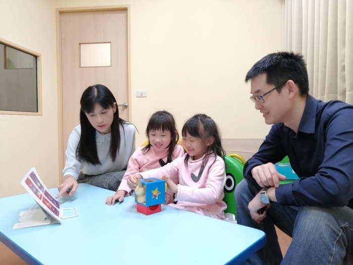 本校跨領域研究團隊對幼兒進行競爭遊戲測試。