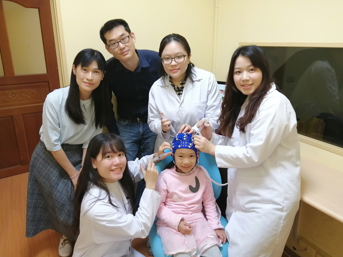 本校跨領域團隊採用腦波儀進行幼兒記憶力研究。
