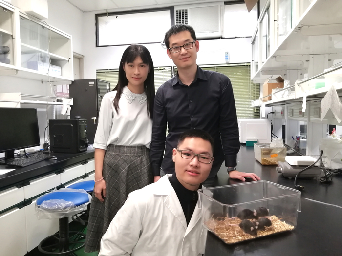 清華跨域研究團隊。幼教系周育如副教授（後排左）、系神所郭崇涵助理教授（後排右）、系神所碩一生麻彧暟。