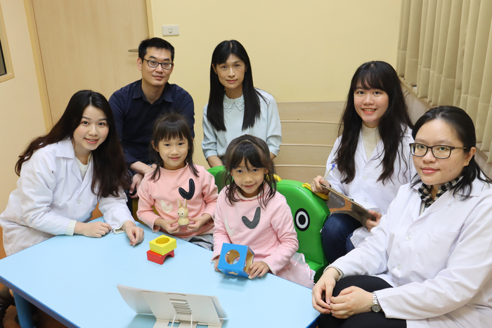 本校跨領域研究團隊進行幼兒競爭遊戲測試。