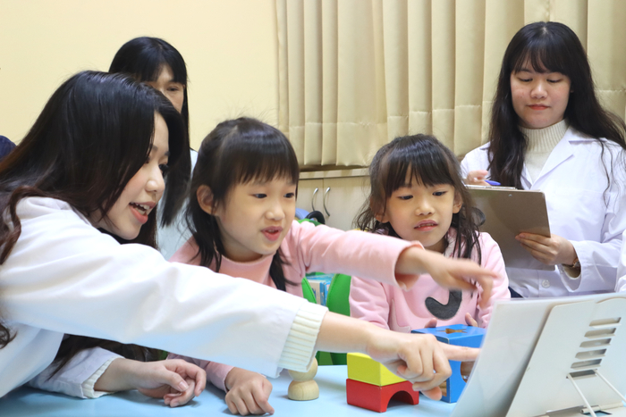 本校跨領域研究團隊對幼兒進行競爭遊戲測試。