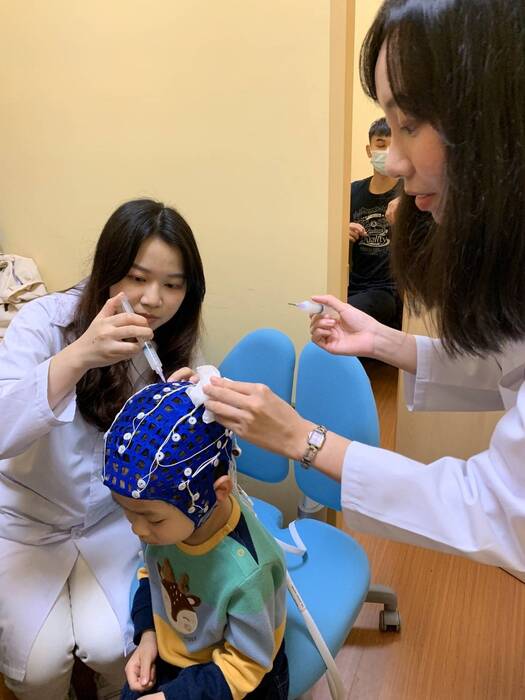 本校跨領域研究團隊在幼兒進行腦波測試前在儀器內側注入凝膠。