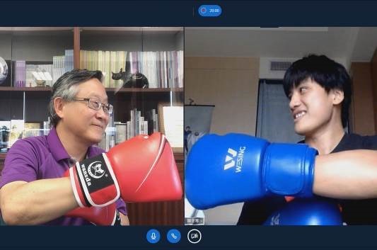 清華校長賀陳弘(左)以視訊與陳念琴擊拳加油