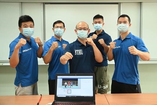 清華運科系教授邱文信(中) 帶領運動科技中心團隊，用大數據協助陳念琴分析對手戰力