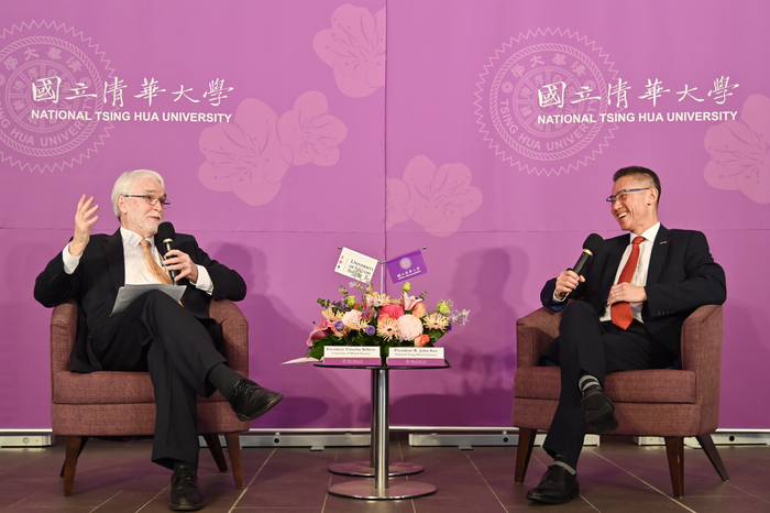 清華大學校長高為元（右）與伊利諾大學系統總校長柯霖就「全球高教機會與挑戰」主題展開對談