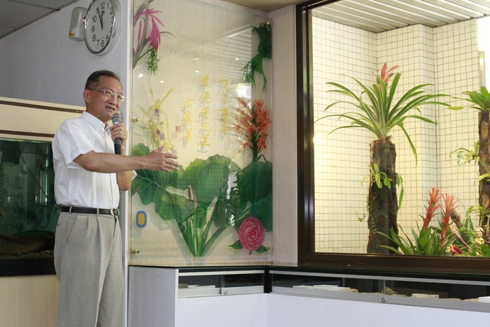 李家維教授經本校名譽博士金庸同意，將金庸提給劍橋大學的「花香書香繾綣學院道」，為他所設立的熱帶植物庭園「百鳳園」落下最美的註解。