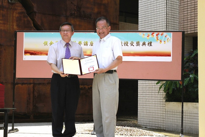 國立清華大學校長賀陳弘頒授侯金堆講座教授聘書予李家維教授。