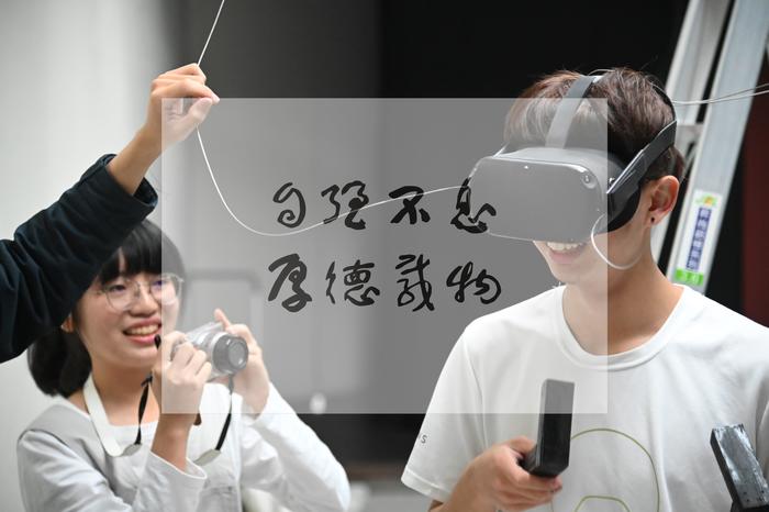 清華大學藝院學院學生布展、測試中。
