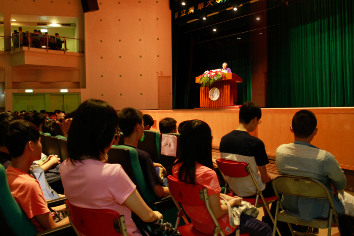 清華大學校長賀陳弘在新生始業式上鼓勵大家展開「跨越之旅」。