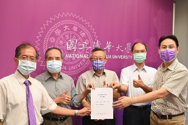 清華大學副校長陳信文（左起）、院長林本堅、校長賀陳弘、副院長邱博文提出半導體學院計畫書。右一為副教務長巫勇賢