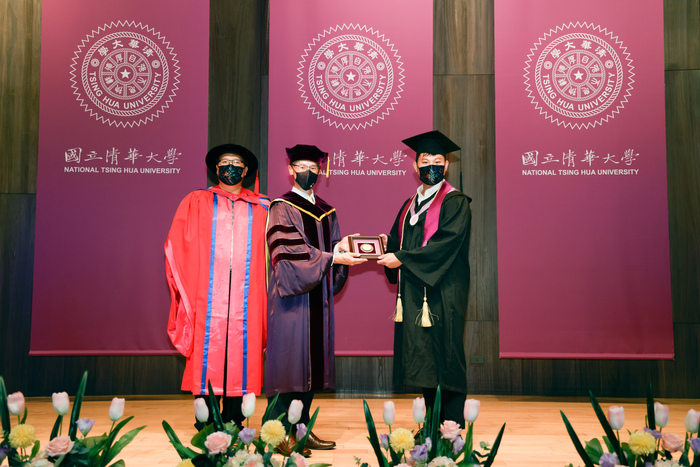 清華大學校長高為元（中）將「梅貽琦獎章」頒贈給電機系郭柏辰（右）。左為學務長詹鴻霖。