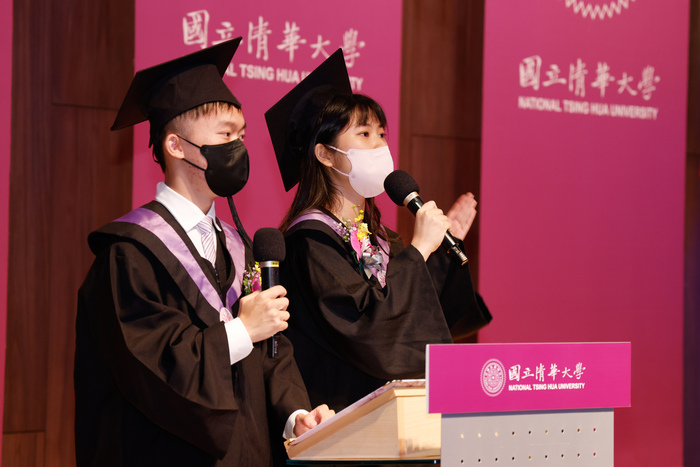清華大學大學部畢業生代表工學院學士班畢業生林建智（左）、科管院學士班畢業生魏以情（右）感謝清華設計多元的課程。
