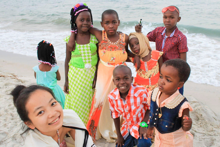 江玉敏(左一)投入改善東非兒童的學習、生活環境工作。