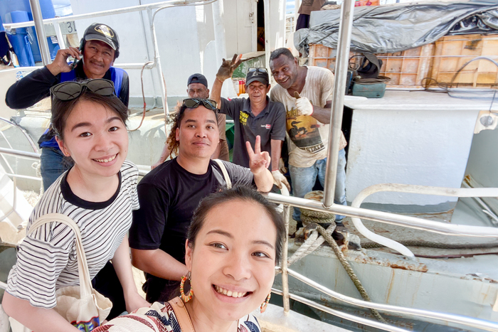 江玉敏(前)致力改善漁工的勞動環境。這張照片攝於停靠在斐濟港口的船上。