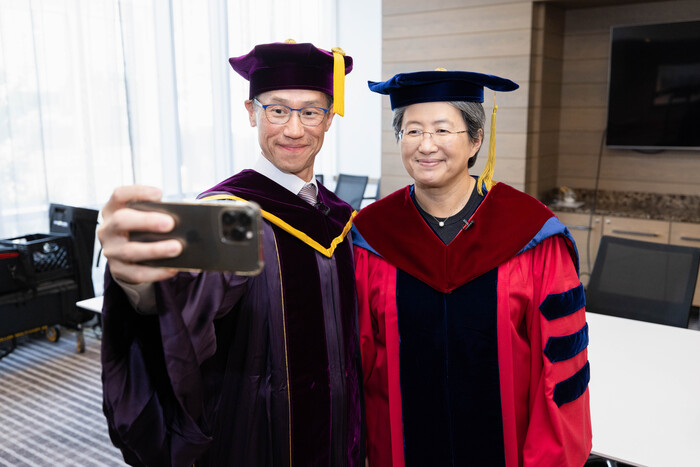 清華大學校長高為元(左)與蘇姿丰開心自拍。