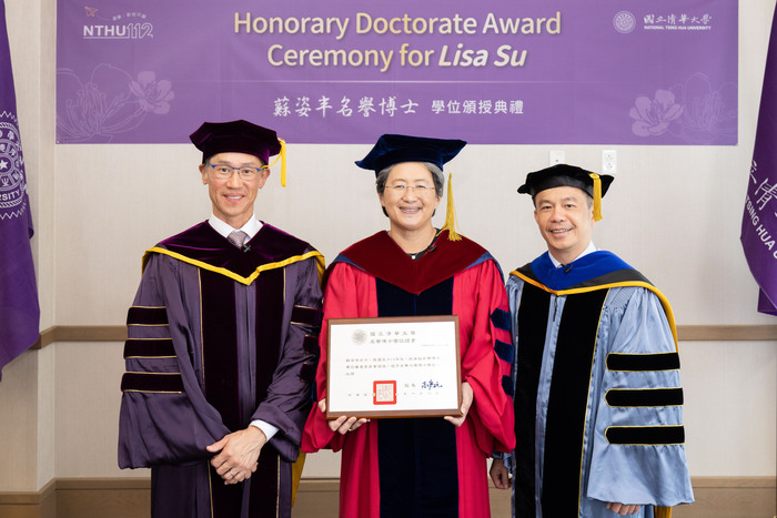 清華大學校長高為元(左) 與電資學院院長徐碩鴻(右)飛往美國頒授名譽博士證書給蘇姿丰(中)。