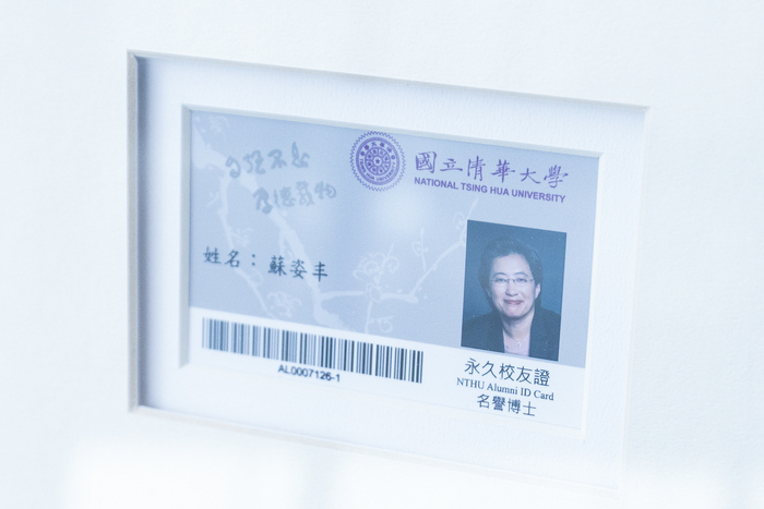 國立清華大學頒給名譽博士蘇姿丰的永久校友證。