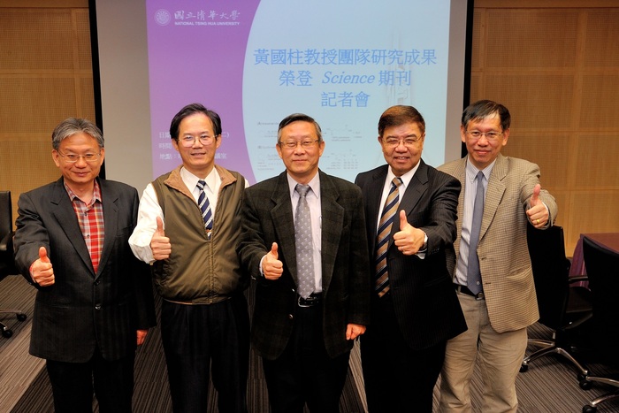 圖左至右分別為化學系廖文峯主任、化學系黃國柱教授、賀陳弘校長、潘犀靈研發長、理學院劉瑞雄院長