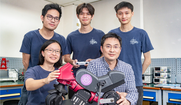 清華學生團隊在動機系特聘教授葉廷仁的指導下成功打造出自動平衡摩托車模型。團隊成員陳昱棻(前排左一)、戴雍(後排左起)、彭震祐、李威杉。