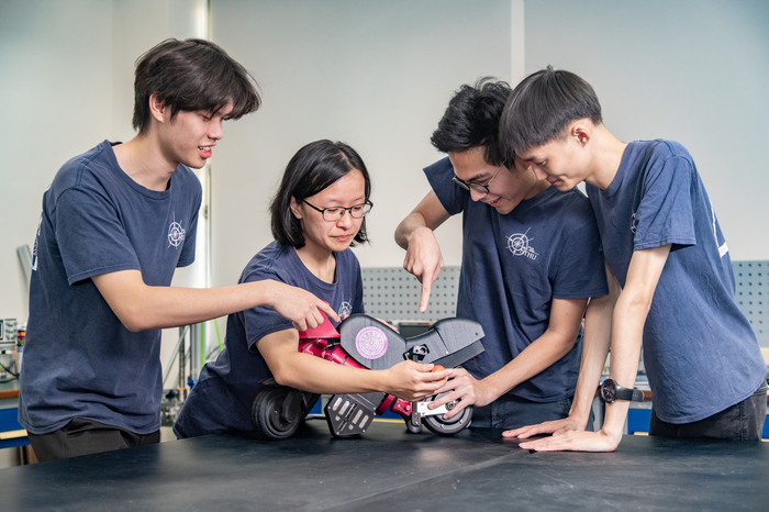 清華動機系學生彭震祐(左起)、陳昱棻、戴雍、李威杉打造自動平衡摩托車模型。