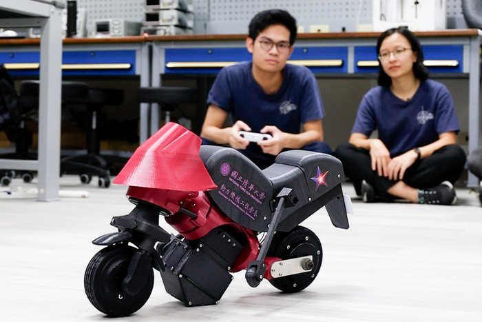 清華動機系學生團隊透過3D模擬讓摩托車自動平衡行駛。