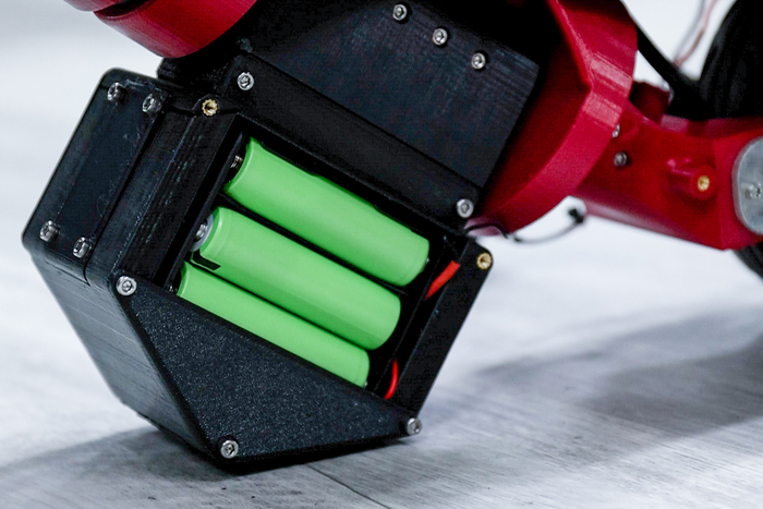 自動平衡摩托車的供電電池也兼作為平衡的配重塊。
