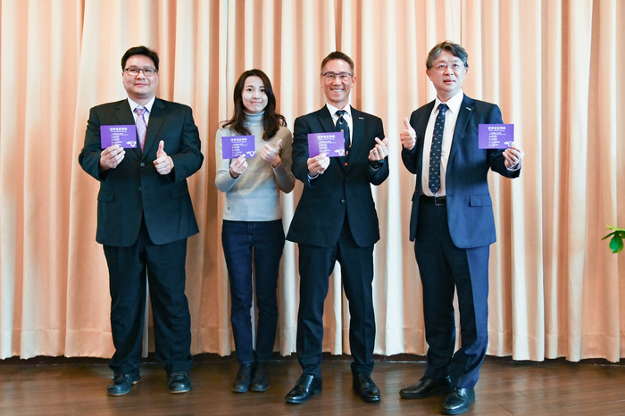 清華大學明燈計畫即將上路。左起學務長詹鴻霖、科管院學士班大三生趙喬萱、校長高為元、校友王軍龍。
