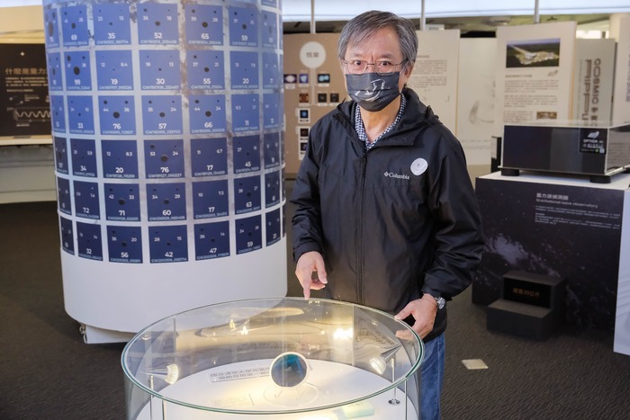 清華光電所教授趙煦親自解說他為偵測重力波設計的雷射反射鏡鍍膜。