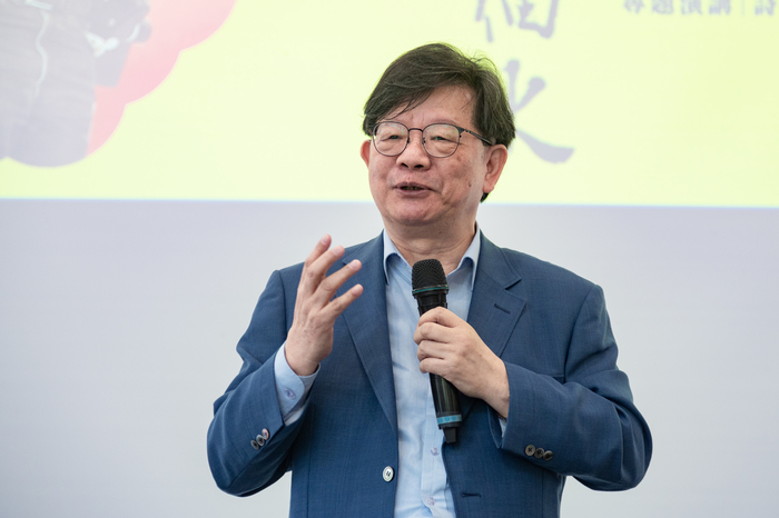黃大魚基金會董事長李瑞騰希望把黃春明帶進台灣的大學，與學生第一線接觸。